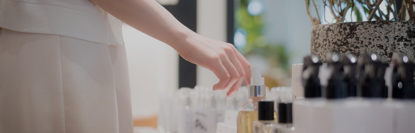 商品に手を伸ばす女性の手